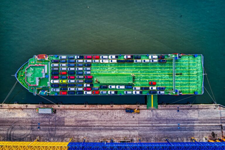 Autos auf einem Schiff